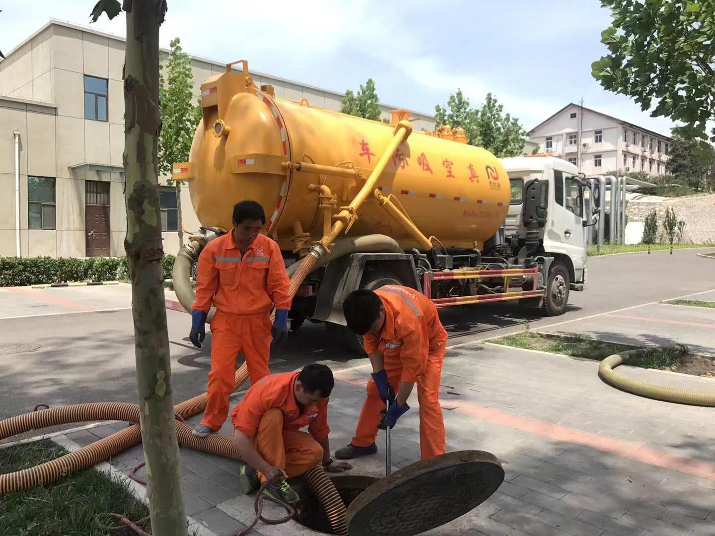 博乐管道疏通车停在窨井附近