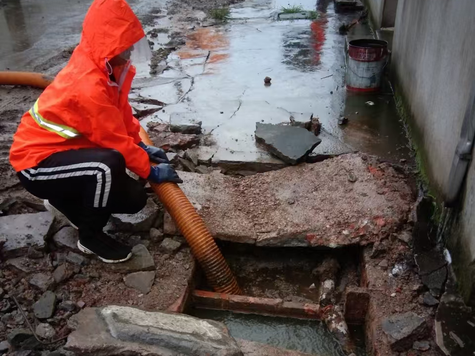 博乐专业清理污水池 炜誉市政以规范流程守护城市 “肠道”